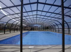 La piscine chauffée et couverte dans le domaine du téno